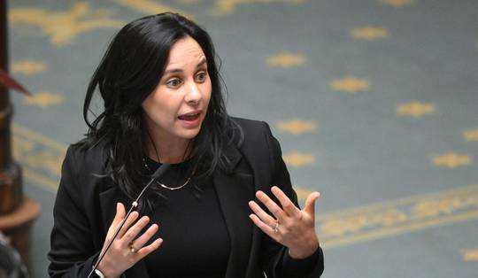 Nawal Farih (cd&v) getuigt over herhaald zwangerschapsverlies en stelt vijfpuntenplan voor: ‘Thuis werd plots een plek van afscheid’