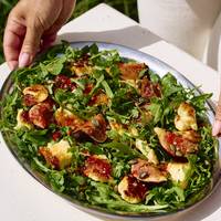 Salade met gebakken vijgen, halloumi & hot honey-limoen­dressing