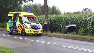 Auto belandt op de kop in maïsveld in Bentelo