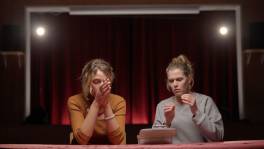 Dina krijgt het moeilijk in Ze Zeggen Dat: Terug naar school
