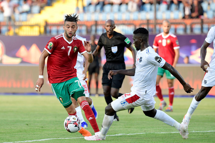 Hakim Ziyech probeert verdediger Danzil Haoseb van Namibië te omspelen.