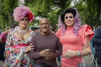 Dragqueens besmeurd met pindasaus en geweigerd door Haagse taxichauffeurs na pride