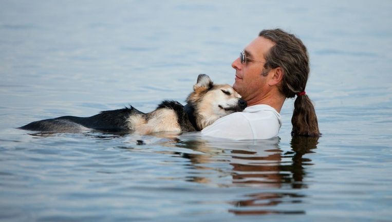 Man Die Pijn Van Stervende Hond Verzachtte Door Met Hem Te Baden Sluit Nieuwe Puppy In Zijn Armen Dieren Wetenschap Planeet Hln