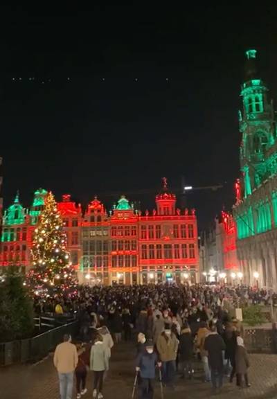 “Als dit een voorbode van de eindejaarsperiode is, zullen we ons moeten aanpassen”: kerstboom en lichtspel doen ook Grote Markt Brussel vollopen