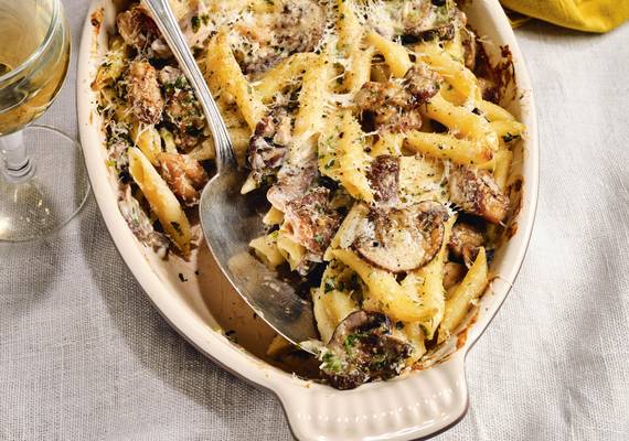 Schaal vol comfortfood: romig ovenpasta met kip & champignons
