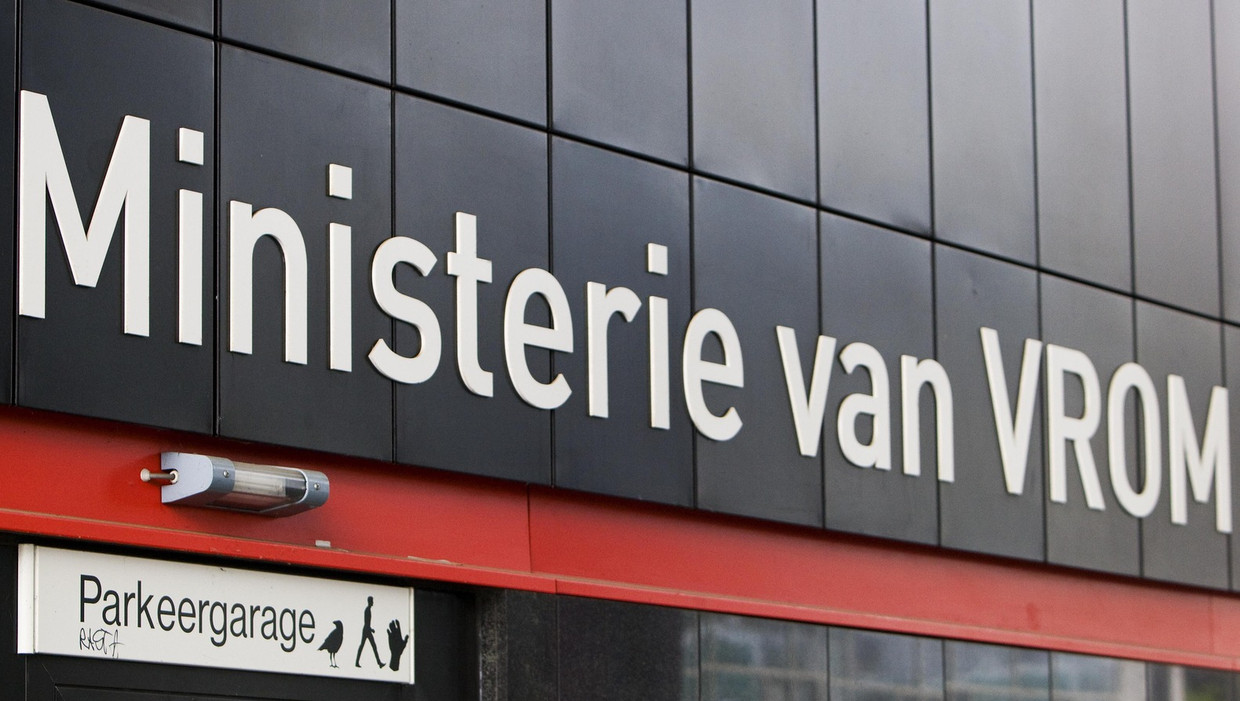 Brand in oude ministerie VROM onder controle | De Volkskrant