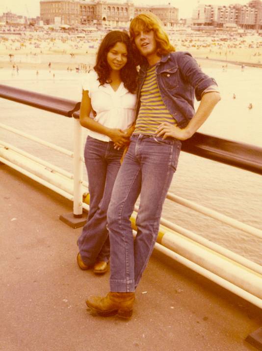 Samen op de Scheveningse Pier, in 1976.