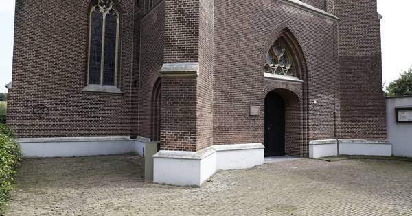 Kerken van Mill, Grave en Gassel beklad met hakenkruizen en satansster - De Gelderlander