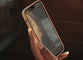 Zó gebruik je je telefoon in de auto zonder wagenziekte