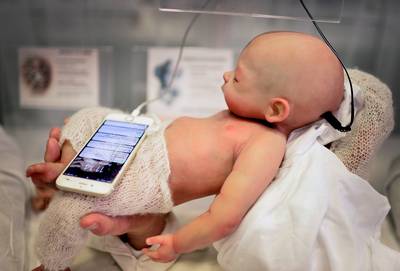 Hyperrealistische robotbaby ademt, beweegt en kraait