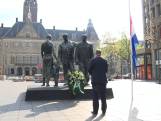 Burgemeester Aboutaleb van Rotterdam legt krans neer op leeg Stadhuisplein