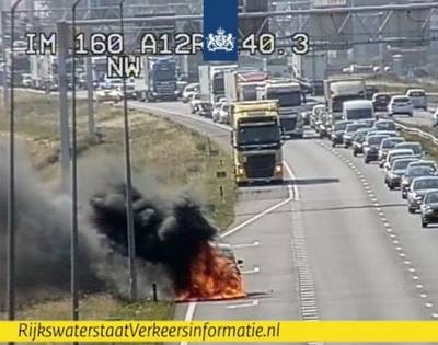 Ruim uur in de file op A12 tussen Arnhem en Zevenaar: auto gaat in vlammen op