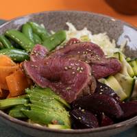 Zo maak je een koolhydraatarme pokébowl (met een verrassend ingrediënt)