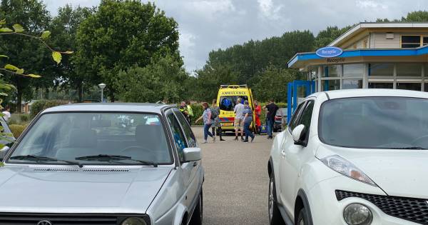 Man met ambulance afgevoerd na ongeluk met slijptol op camping in Zeewolde.