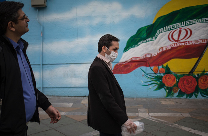 Un homme portant un masque dans les rues de Téhéran.
