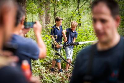 Kinderen helpen brandweer met nablussen bij bosbrandje in Stiphout