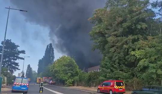 Brand in parkeergarage nabij luchthaven Parijs: zwarte rookpluim tot in centrum van Franse hoofdstad te zien