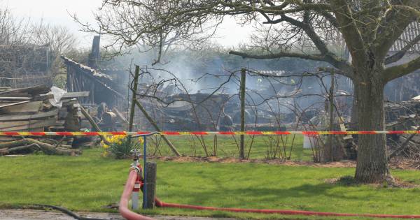Schuur met boten in IJzendoorn brandt af, asbest komt vrij