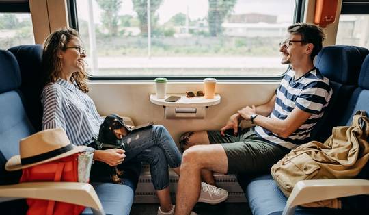 Op de trein kruiste Elises blik die van een jongen met een pet: ‘Deze man kwam gewoon uit de lucht vallen’