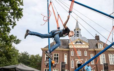 Niet op vakantie, wél een ritje in een Tesla en een hand van een BN'er