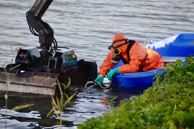 Visser ontdekt vaten met vermoedelijk drugsafval in Linge bij Valburg