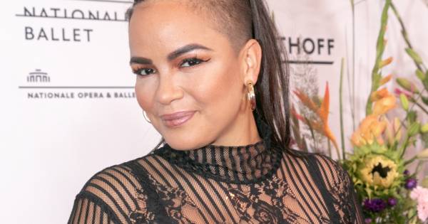 Eva Simons Pronkt Met Swimsuitbody En Sabia Flaneert Op Ibiza Show Destentor Nl