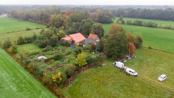 Politie brengt alle ruimtes van boerderij Ruinerwold in ...