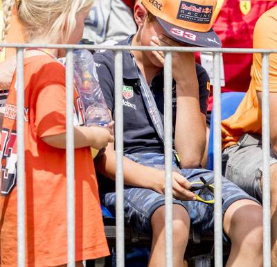 Verstappen baalt na nieuwe deceptie: 'Misschien moet ik maar als Flintstone over het circuit'