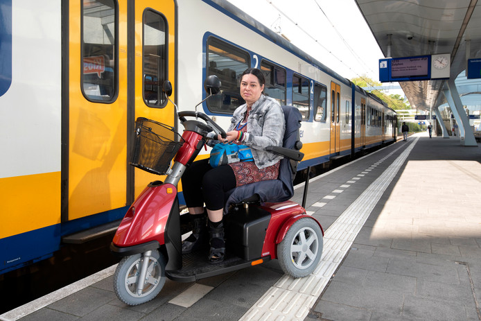 Geta met scootmobiel bij trein