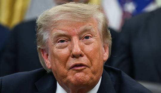 Trump oppert om Straat van Hormuz te hernoemen naar ‘Straat van Trump’ • Iran beschuldigt VS van ‘oorlogsmisdaad