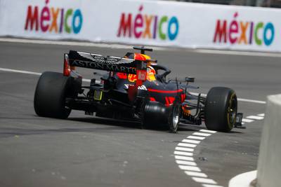 Verstappen zesde na vroege lekke band in Mexico, Hamilton moet wereldtitel uitstellen ondanks winst