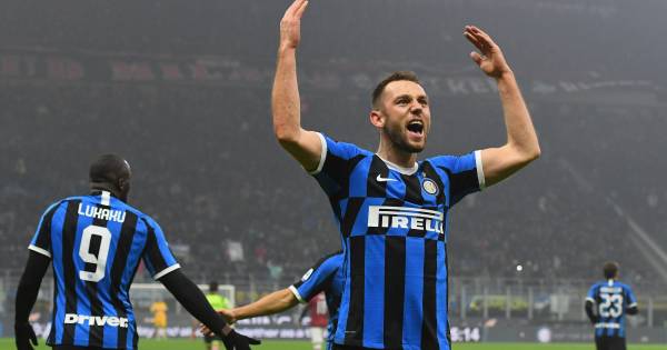 De Vrij en Lukaku bezorgen Inter de zege in hete derby tegen AC Milan - De Gelderlander