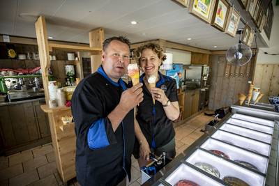 Erik en Hermien uit Denekamp worden in tropische hitte de hele dag geleefd door ijs