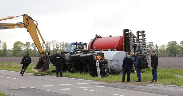 Vrachtwagen, auto en tractor met gierton botsen tegen elkaar in Westerbeek