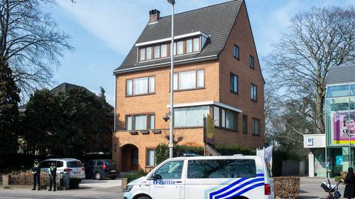 Waar De Wever ook gaat, drie mannen in maatpak volgen hem