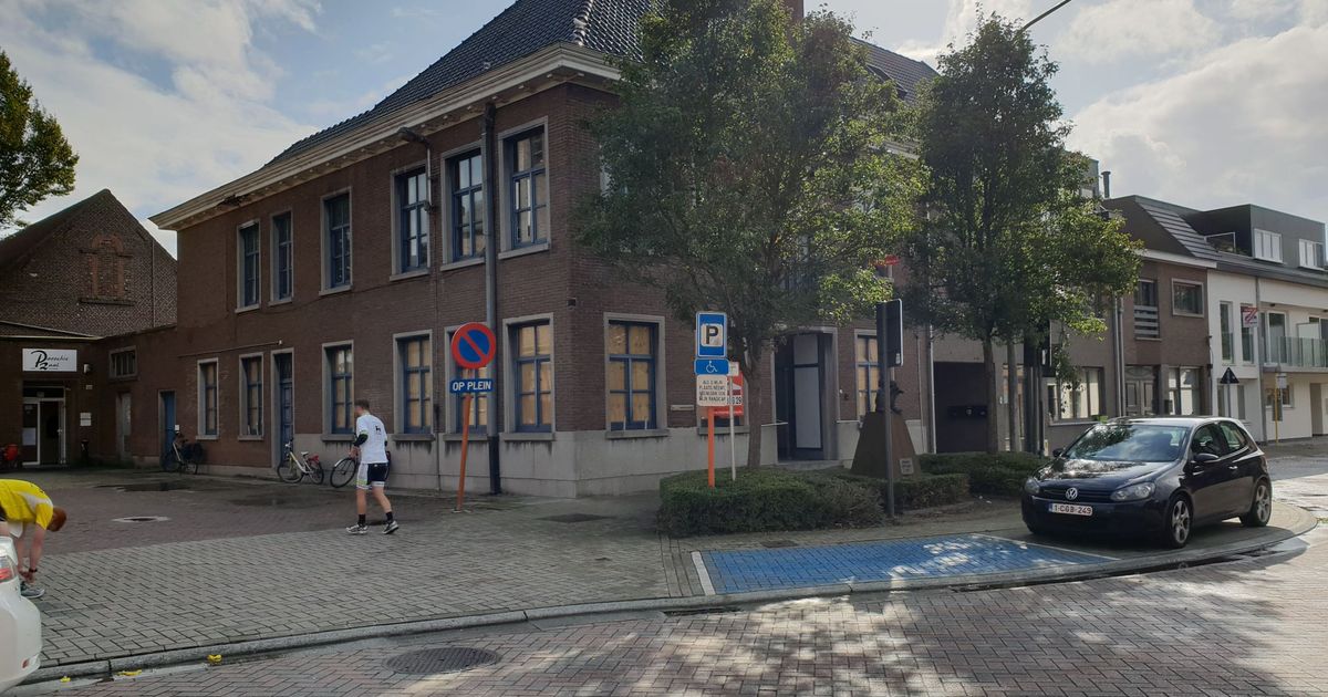 Oud gemeentehuis Kluizen staat te koop Evergem In de buurt HLN