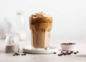 De herfst inluiden doe je met déze zelfgemaakte Lotuskoekjes-latte