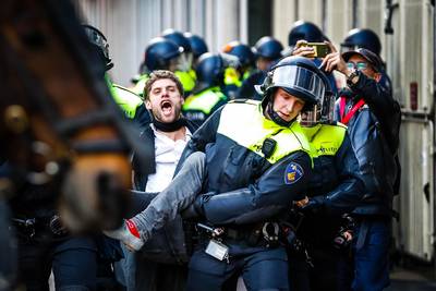 Dertig bezetters P.C. Hoofthuis beboet