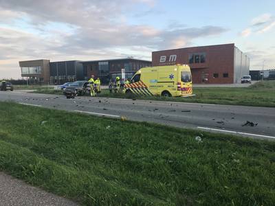Weg bezaaid met brokstukken na frontale aanrijding in Boven-Leeuwen