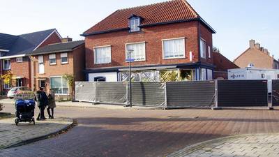 Politie zoekt twee tassen in onderzoek viervoudige moord Enschede