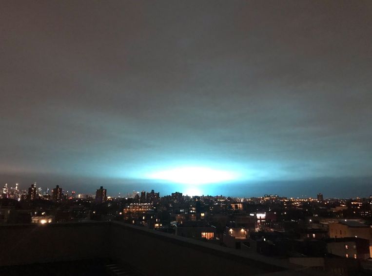 Van veraf zag het licht er zo uit en deed het veel mensen aan ufo's en aliens denken.