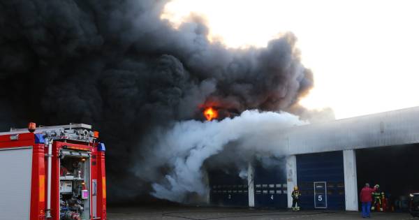 LIVE | Sein brand meester gegeven voor zeer grote brand in busstalling - De Gelderlander
