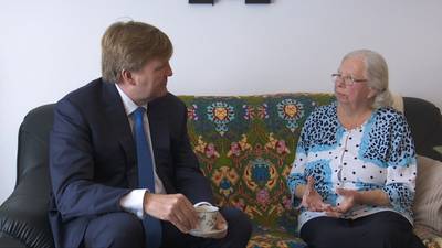 Koning bezoekt woonwagenkamp: 'Het is een hele lieve man'