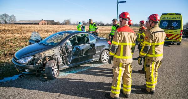Auto total loss bij botsing in Wehl, vrouw naar ziekenhuis