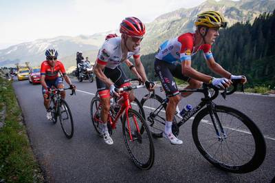 Mollema heeft teveel last van de rug en verliest tijd: 'Het was afzien'