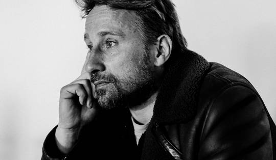 Matthias Schoenaerts tussen The Crystal Ship en zijn aanstaande kind: ‘Het helse ritme mag worden afgebouwd’