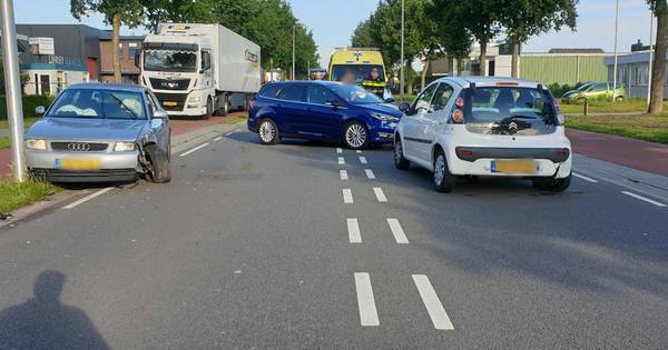 Automobiliste raakt gewond bij ongeval in Enschede.