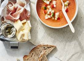 Pittige gazpacho met meloen & tapasplankje
