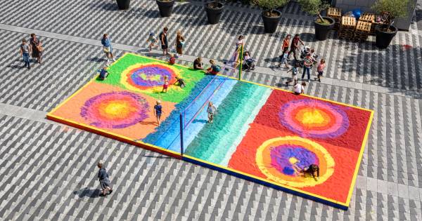 Gekleurde Zandbak 28 000 Kilo Mag Leeg Wie Heeft Er Nog Blauw Geel Roze Zand Nodig Tilburg E O Bd Nl