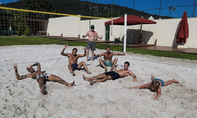 Neymar s'est offert un bain de soleil avec quelques amis.